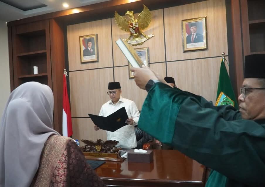 Wako Hendri Lantik dua kepsek diruang kerjanya .